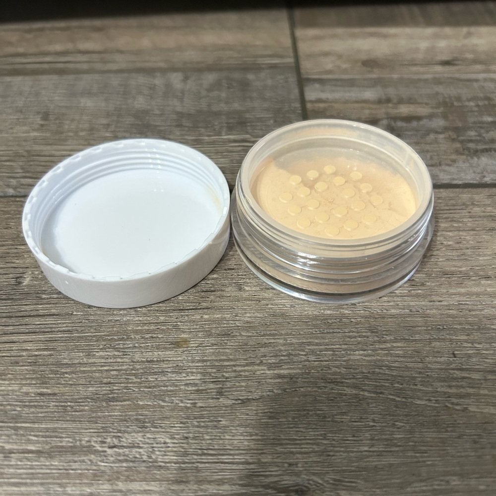 RACHEL COUTURE Translucent Powder in Medium - Picture 3 of 4